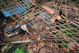Sedikitnya 37 rumah di Langkat rusak diterpa angin puting beliung
