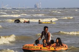 Tinggi gelombang perairan selatan Jabar diprediksi 3,5 meter