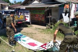 Banwaslu HSS tertibkan alat peraga kampanye  Paslon