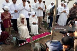 Khofifah Ziarah ke Makam Keluargga sebelum Nyoblos