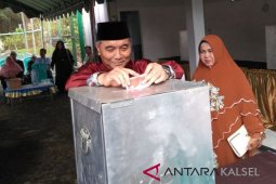 H Achmad Fikry mencoblos di TPS 01 Kandangan Utara