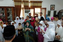 Istri Aqil Siroj Pimpin Doa untuk Cagub Khofifah