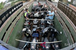 Tekan kecelakaan, motor pemudik Banyuwangi diangkut truk