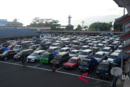 Mobil pribadi dominasi antrean pemudik di Pelabuhan Gilimanuk