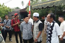 Calon Bupati Tapin memberikan hak suara di TPS 01
