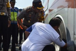 Polisi Tes Urine Sopir Bus di Terminal Purboyo Madiun