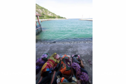 Menanti kapal di pelabuhan