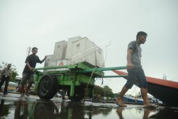 Polisi jalan kaki selama tiga jam angkut kotak suara