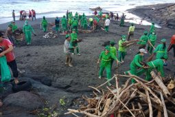 DLH Gianyar bersihkan pesisir dari sampah kiriman