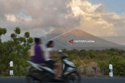 Gunung Agung Erupsi Garuda Batalkan 38 Penerbangan