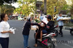 IHGMA Lombok bagikan takjil gratis terhadap pengendara di Mataram