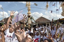 Kuningan, ratusan warga Tabanan ikuti "Mesuryak"