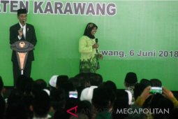 Presiden bagi-bagi kaos Asian Games di Karawang