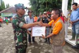 Danrem 083/Baladhika Jaya Bantu Korban Banjir Banyuwangi