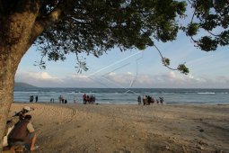 Pantai Kurenai Banyak Dikunjungi Warga