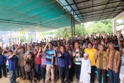 Telusuri ratusan kilometer jalan rusak, Sutarmidji silaturahim masyarakat Merakai