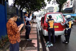 Panwaslu tertibkan stiker di angkutan umum
