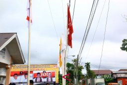 Aneh, hanya empat bendera parpol di KPUD Tapteng terpasang
