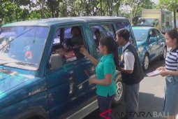 Pemuda Jembrana bagikan buku butir Pancasila