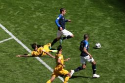 Prancis taklukkan Australia 2-1