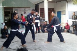 Siswa PSHT Atraksi Pencak Silat Menunggu Berbuka Puasa