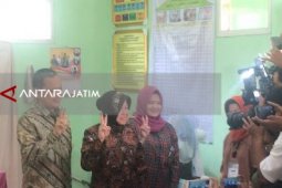 Pilkada Jatim, Risma Gunakan Hak Pilihnya di TPS 001 (Video)