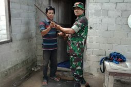 Warga Perbatasan serahkan tiga pucuk senpi