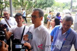 Sihar Sitorus menyapa warga sebelum mencoblos