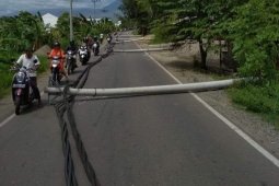 Belasan tiang listrik di Aceh Besar roboh