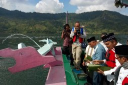 "Tiga Ras Peduli" tabur bunga