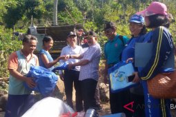 Wabup Karangasem serahkan sembako kepada warga tak mampu