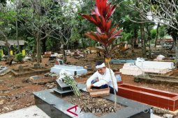Dedi Mulyadi menyempatkan ziarah ke makam Ibunya