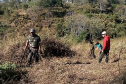 Petugas Gabungan Cegah Kebakaran Hutan di Ponorogo