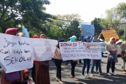 Wali Murid di Surabaya Demo Tuntut Transparansi Pagu SMA/SMK