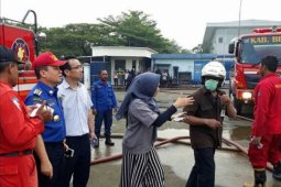 Damkar Bekasi melakukan sosialisasi pemadaman api