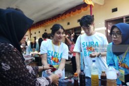 Puluhan Mahasiswa Asing Belajar Kerajinan Batik Melalui "SuraBali"