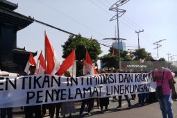 Puluhan Warga Dusun Sepat Surabaya Gelar Demonstrasi di Polda Jatim