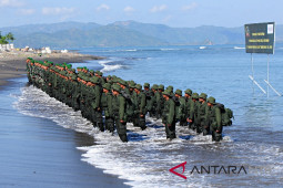 Melatih kemampuan bela negara karyawan Amman Mineral