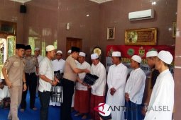Video - Polri khataman Al Quran bersama para santri