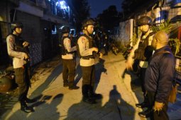 Densus 88 Antiteror Geledah Sebuah Rumah Di Bandung