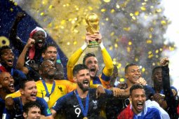 Warga Prancis melompat dan meneriakkan "We Are The Champions"