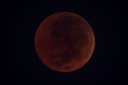 Warga Bali antusias saksikan gerhana bulan