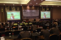 Rapat pleno KPU Karawang diwarnai nobar piala AFF
