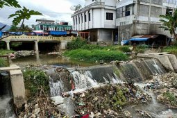 Polusi sampah hiasi Aek Mata