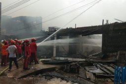 11 Ruko Pasar Selakau Terbakar