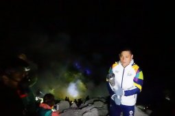 Pino Bahari Pertemukan obor Asian Games-Api Ijen