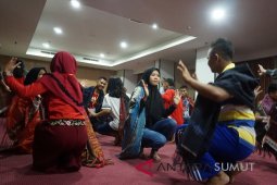 Siswa peserta SMN latihan menari