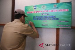 Plh Bupati Serahkan Rumah Hasil Bedah Rumah