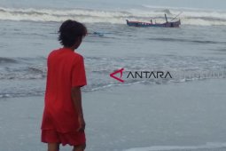 Enam perahu nelayan Mukomuko rusak diterjang ombak