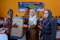 Bupati Masnah kunjungi masyarakat SAD Tanjung Lebar